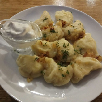 Вареники з картоплею цибулею та сметаною